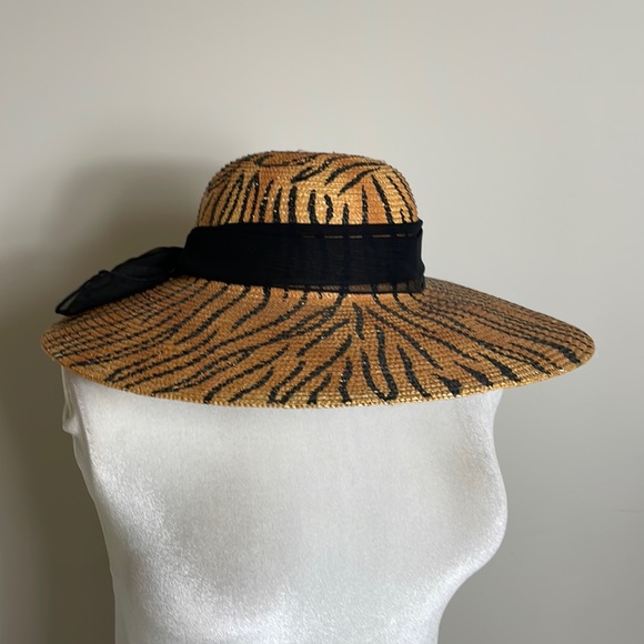 Liz Claiborne Accessories - Liz Claiborne women’s straw hat with tiger stripe and bow